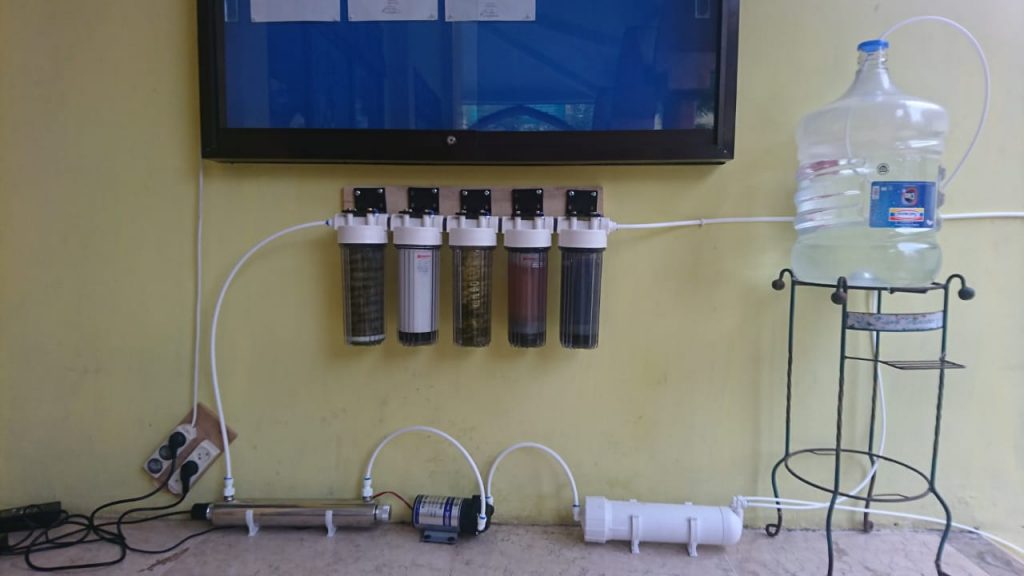 Rangkaian alat penjernih air yang terdiri dari lima filter, reaktor UV, serta membran reverse-osmosis