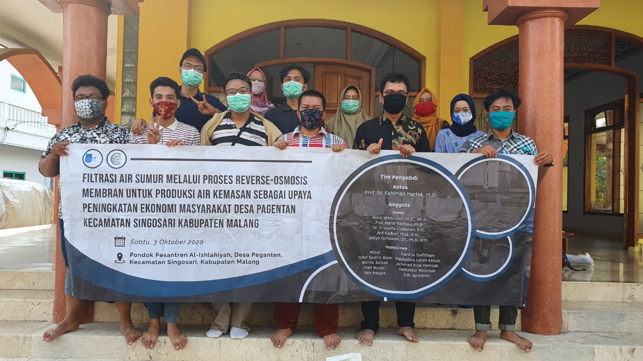 Mahasiswa Tim Pengabdian Masyarakat bersama dengan Prof Dr Fahimah Martak MSi (kerudung oranye), Nurul Widiastuti MSi PhD (kerudung jingga), serta Dr Triyanda Gunawan SSi (baju batik hitam)