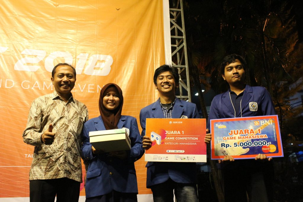 Firman Maulana (kanan), ketika menjuarai Kompetisi Pengembangan Game Nasional 2018