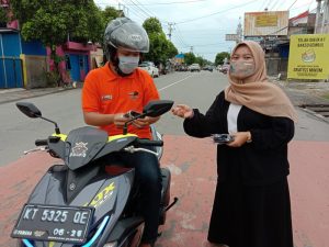 KKNT ITS Bagikan 400 Masker di Kota Bontang