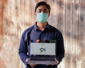 Edo Danilyan, salah satu anggota tim menunjukkan prototype HUST