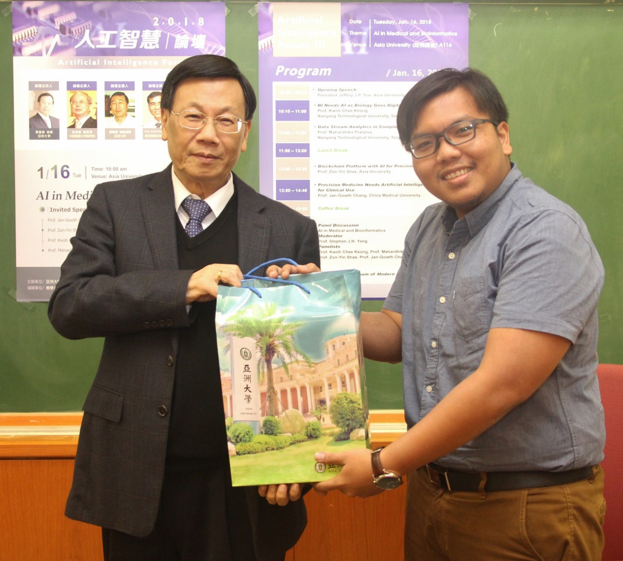 Mahardhika Pratama ST MSc PhD (kanan) pada saat mengikuti Artificial Intelligence Forum III di Asia University 2018 (sumber asia.edu.tw)