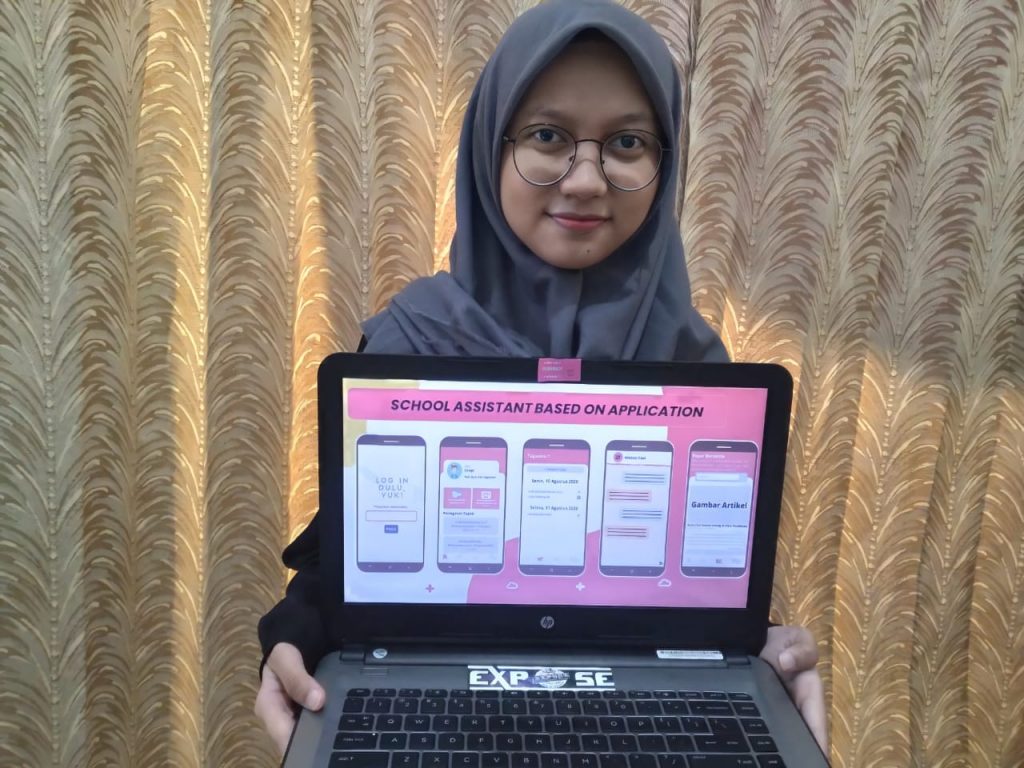 Andrea Ernest, salah satu anggota tim menunjukkan ilustrasi rancangan Online School Assistant Based on Application untuk Komunitas PAPER