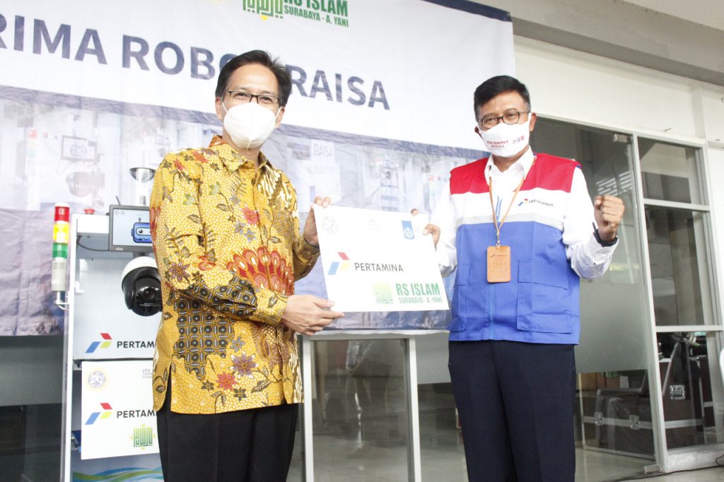 Rektor ITS Prof Dr Ir Mochamad Ashari MEng (kiri) menyerahkan secara simbolis robot RAISA kepada C D Sasongko, General Manager PT Pertamina (Persero) MOR V di Gedung Pusat Robotika ITS