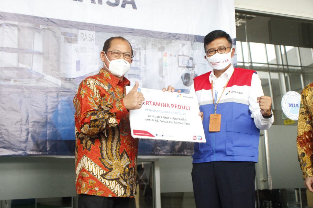 Penyerahan secara simbolik RAISA oleh C D Sasongko, General Manager PT Pertamina (Persero) MOR V (kanan) kepada dr H Samsul Arifin MARS, Direktur RSI Surabaya - Ahmad Yani