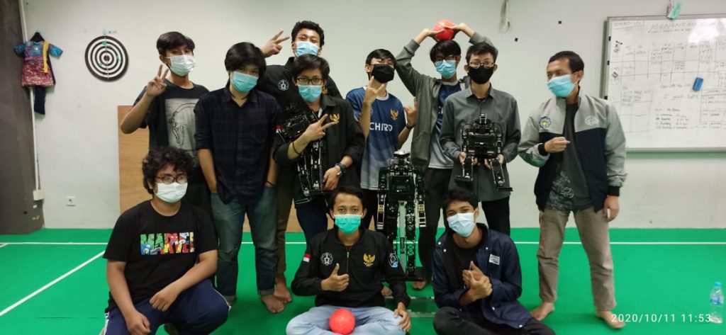 Tim Ichiro, tim robot Sepak Bola Humanoid dari ITS yang berjaya di KRI 2020 Regional II