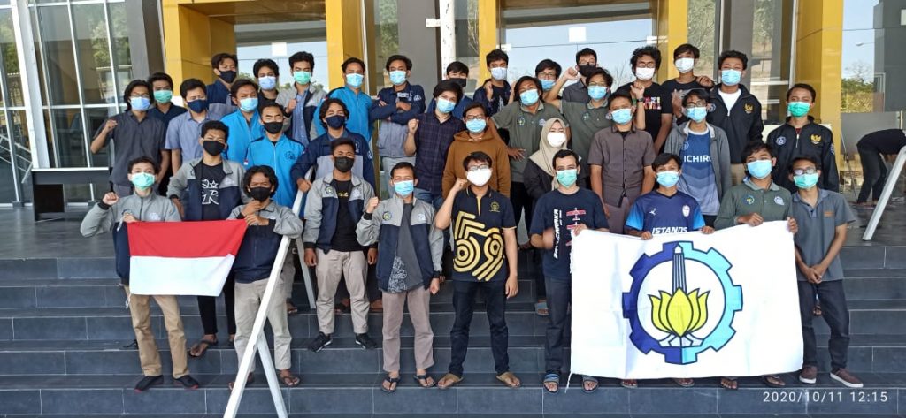 Tim Robotika ITS yang telah berhasil mendominasi juara dalam KRI 2020 Regional II