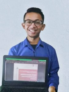 Ketua Future Boss Team, Josua Hasiholan Munthe menunjukkan essay ilmiah yang mengenai skenario Virtual Reality Tourism