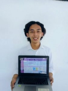 Muhammad Irvansyah menunjukkan poster ilmiah skenario Virtual Reality Tourism karya timnya
