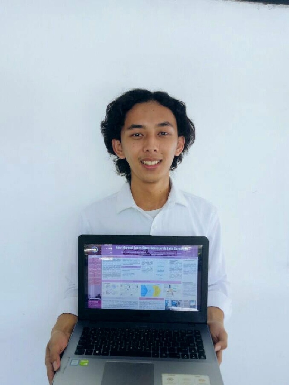 Muhammad Irvansyah menunjukkan poster ilmiah skenario Virtual Reality Tourism karya timnya