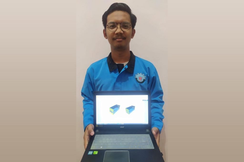 The ITS Sansboss Team leader, Achmad Ali Ulumuddin, shows the KOMBO design on a laptop screen.