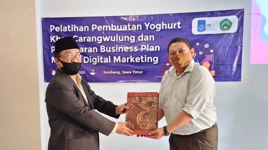 Rektor Undar Jombang Dr Amir Maliki Abitolkha MAg (kiri) menerima vendel dari Herdayanto Sulistyo Putro SSi MSi (kanan) saat pelatihan pembuatan serta pemasaran yogurt khas Wonosalam