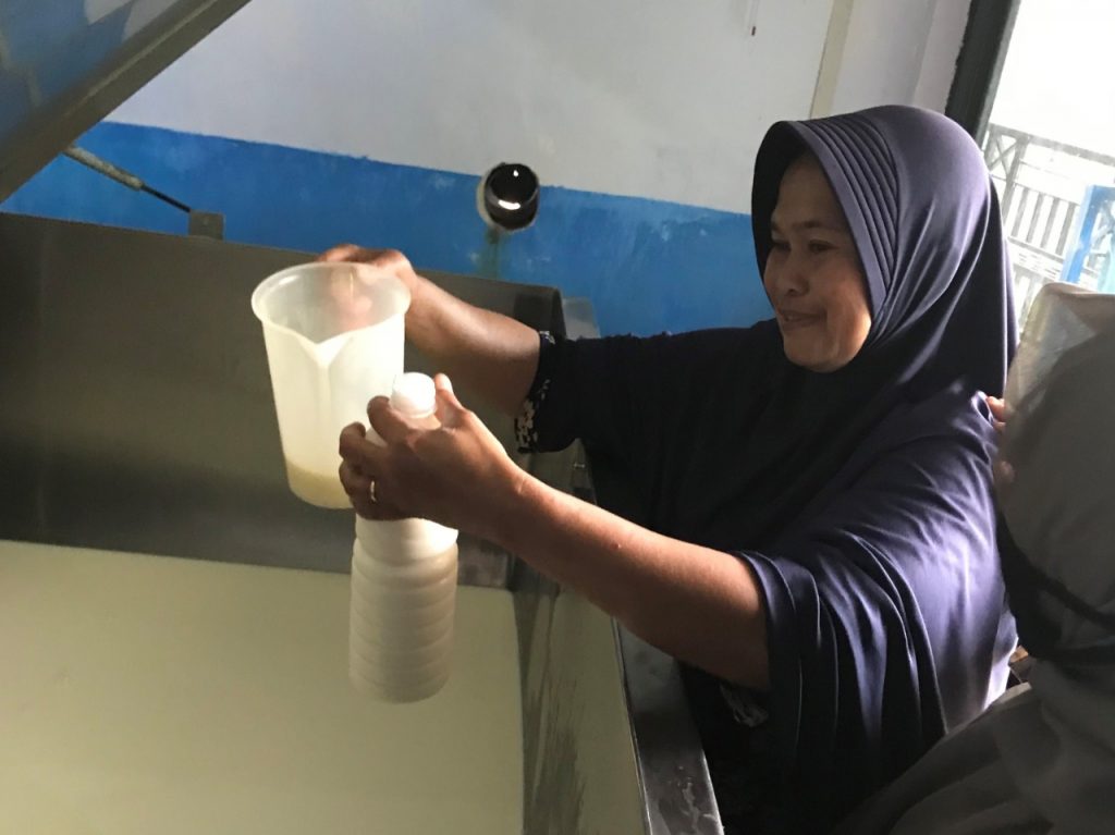 Salah satu warga Desa Carangwulung, Wonosalam, Jombang mencoba membuat yogurt usulan Tim Abmas ITS