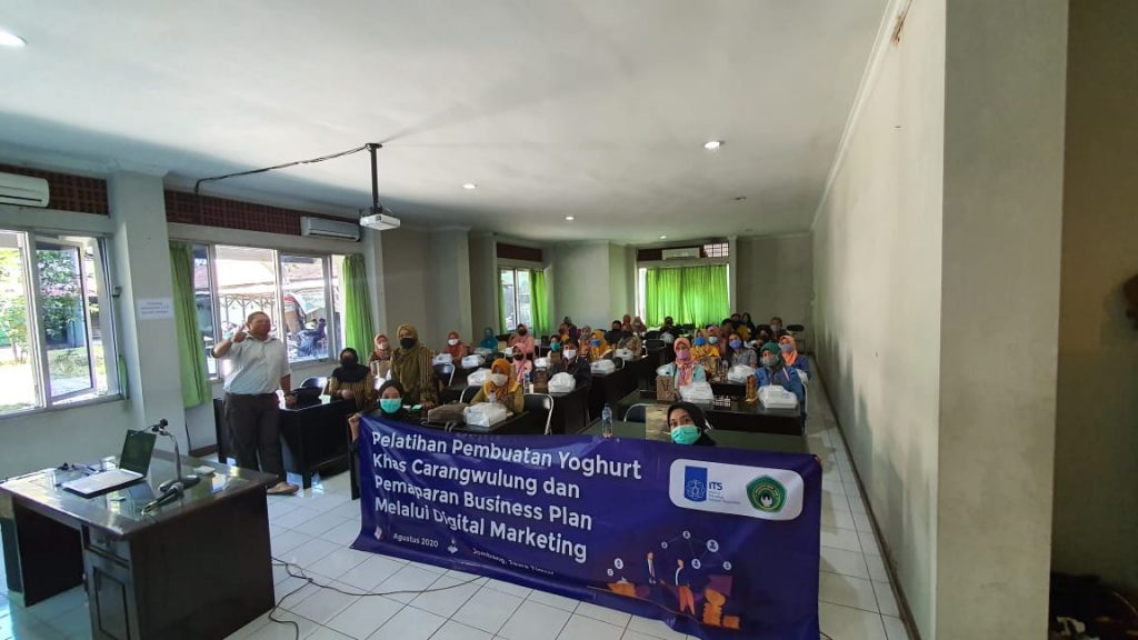Suasana pelatihan pembuatan serta pemasaran yogurt bersama warga Desa Carangwulung di Universitas Darul 'Ulum Jombang