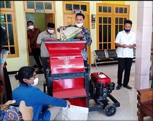 Demonstrasi mesin pencacah bonggol jagung karya tim Abmas dan KKN ITS