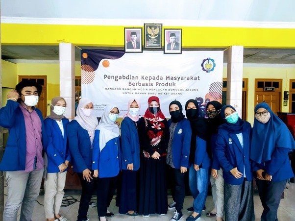 Dr Wiwiek Hendrowati ST MT (tengah) beserta 10 mahasiswa ITS yang menjadi peserta KKN di Desa Bolo, Gresik