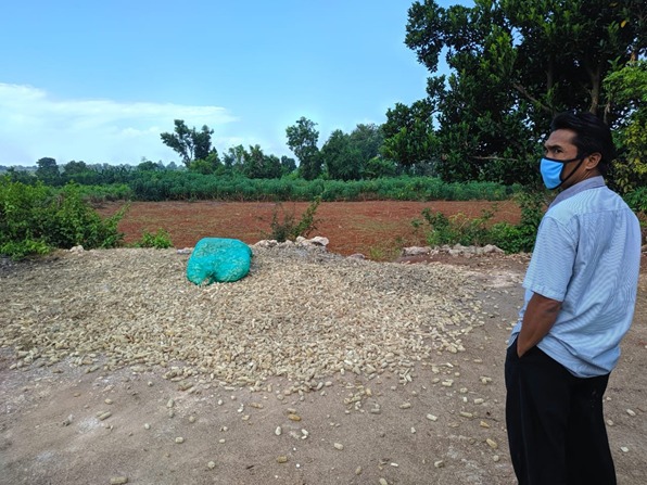 Keadaan limbah bonggol jagung di Desa Bolo, Gresik yang masih belum termanfaatkan dengan baik