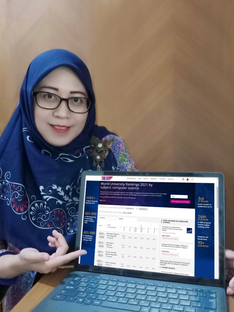 Rulli Pratiwi Setiawan ST MSc PhD menjelaskan dan menunjukkan peringkat ITS versi THE World University Rankings by Subject 2021