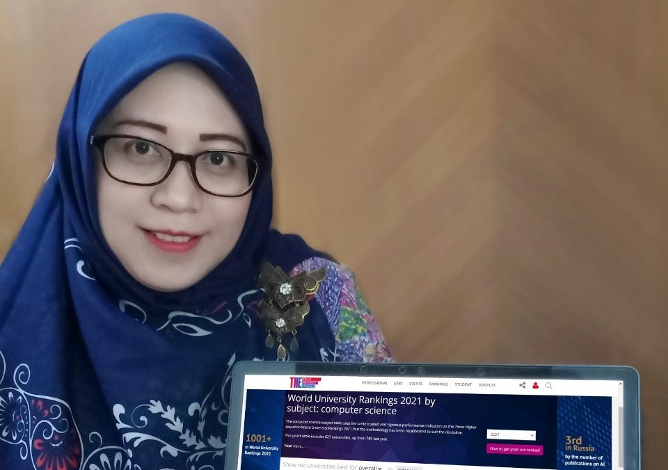 Rulli Pratiwi Setiawan ST MSc PhD menjelaskan dan menunjukkan peringkat ITS versi THE World University Rankings by Subject 2021