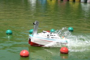 Kapal Nala Final Evo, Kapal Autonomous dari tim Barunastra ITS yang dilengkapi sensor berupa kamera melaju dalam lintasan di Kontes Kapal Cepat Tak Berawak Nasional (KKCTBN) 2020