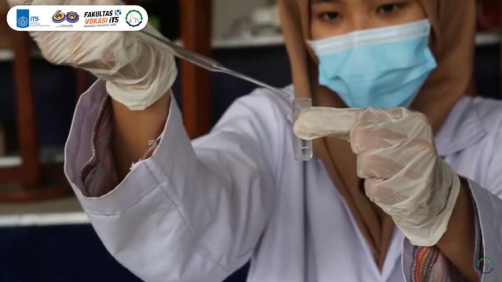 Pembuatan video praktikum pengolahan limbah cair yang selanjutnya diberikan kepada guru SMK se-Jawa Timur untuk dipelajari