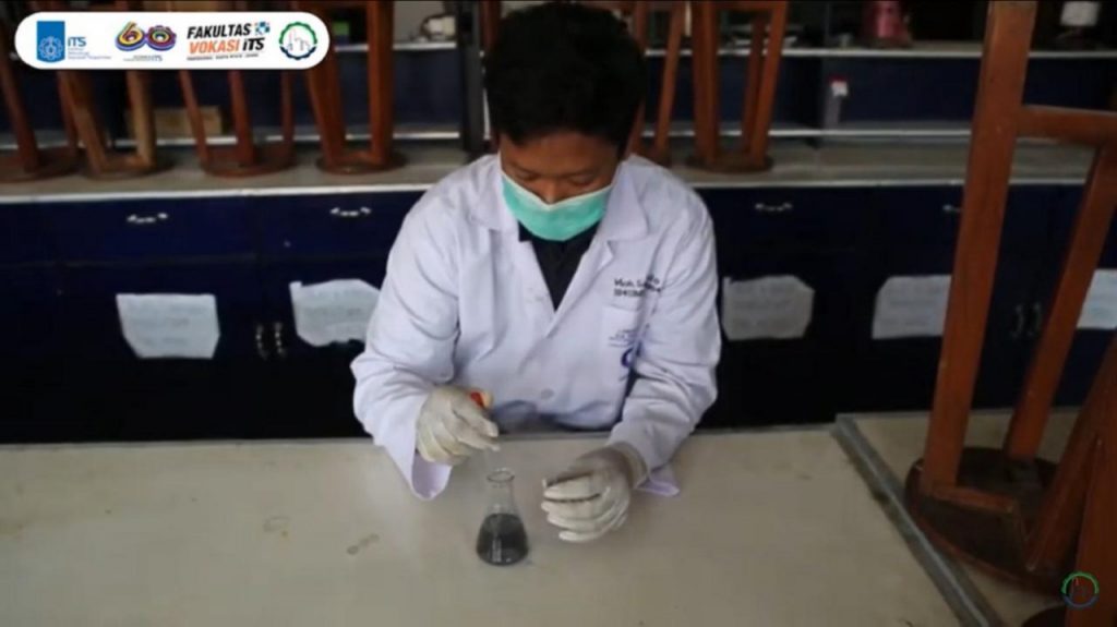 Salah satu mahasiswa KKN Departemen Teknik Kimia Industri (DTKI) ITS mempraktikkan modul pengolahan limbah cari di Laboratorium DTKI ITS