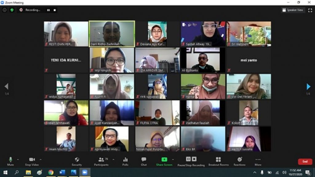 Salah satu sesi materi dari dosen DTKI ITS kepada seluruh peserta pelatihan guru SMK se-Jawa Timur