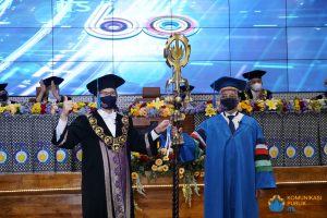 Pemasangan giring-giring Dies Natalis ke-60 ITS/Lustrum XII ITS oleh Rektor ITS Prof Mochamad Ashari