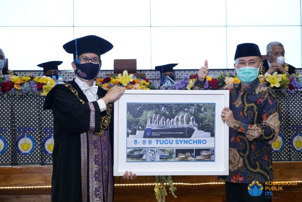 Penyerahan simbolis Tugu Synchro ITS oleh Ketua IKA PW Jatim Dr Ir Wahid Wahyudi MT kepada Rektor ITS Prof Mochamad Ashari