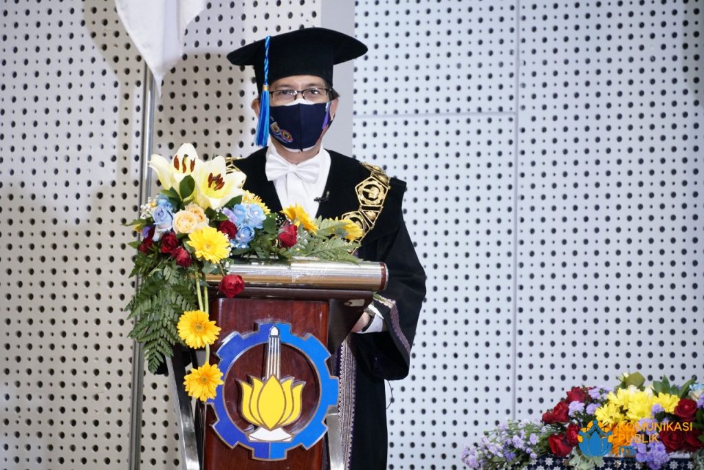 Rektor ITS Prof Mochamad Ashari saat memberikan sambutan pada acara puncak Dies Natalis ke-60 ITS secara langsung dan disiarkan secara daring. (1)