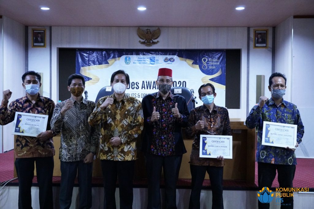 Rektor ITS Prof Dr Ir Mochamad Ashari M Eng (ketiga dari kiri) bersama para pemenang BUMDes Award 2020 di Gedung Rektorat ITS