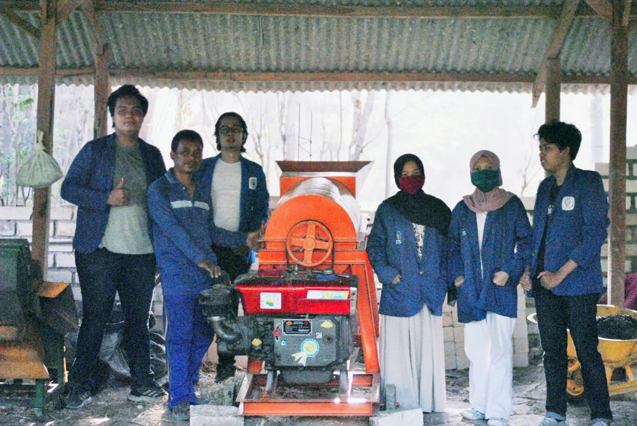 Penyerahan mesin giling dari tim Abmas ITS kepada Pokmas AMS Mandiri, Lamongan