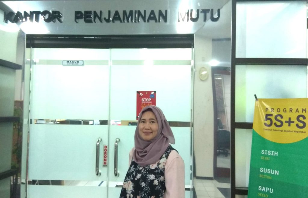 Prof Dr Ir Aulia Siti Aisjah di depan Kantor Penjaminan Mutu ITS
