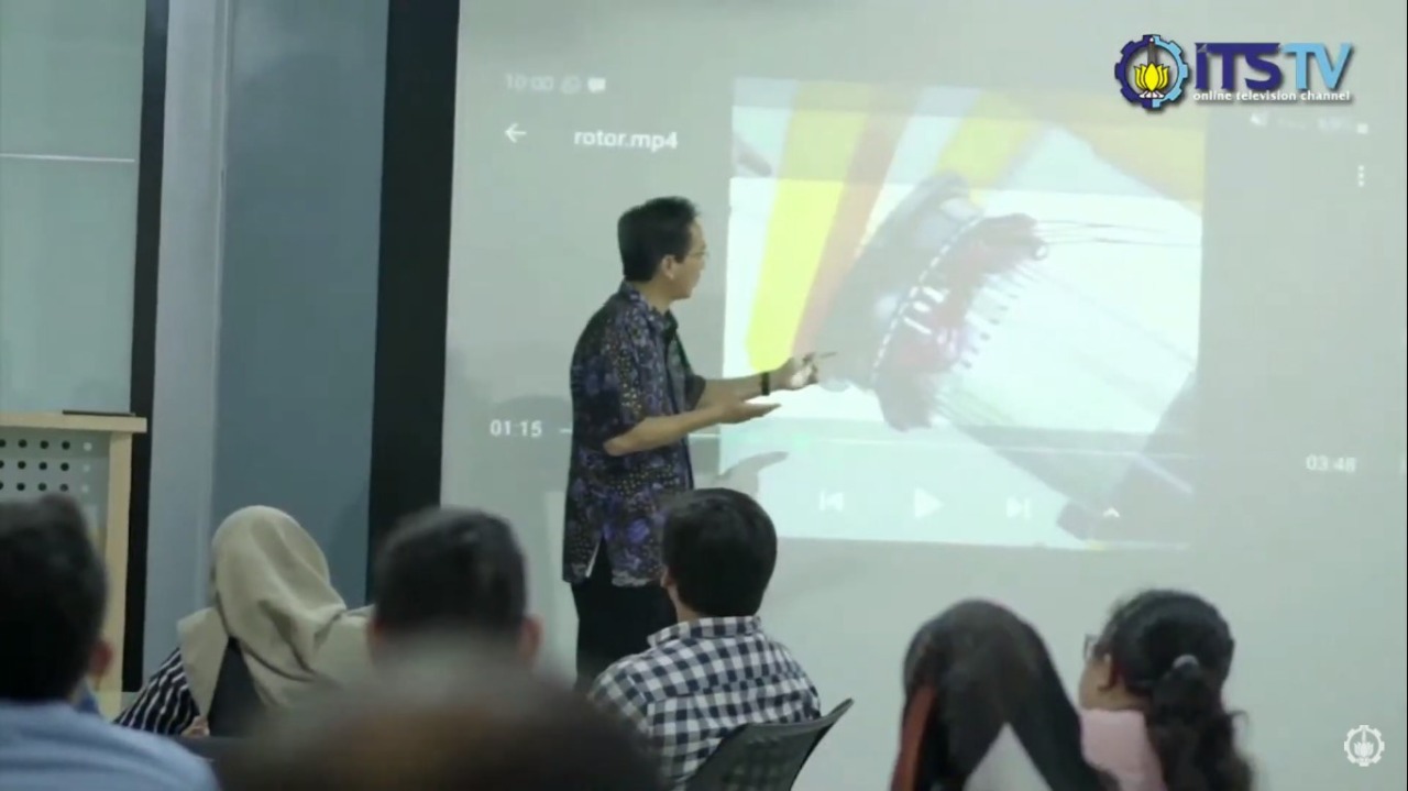 Rektor ITS Prof Dr Ir Mochamad Ashari MEng saat menjelaskan materi perkuliahan kepada mahasiswa di salah satu ruangan Smart Classroom