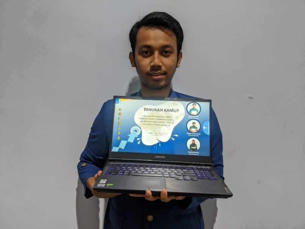 Ketua Tim Ancharg ITS Puguh Pambudi menunjukkan rancangan smart charging station buatan timnya