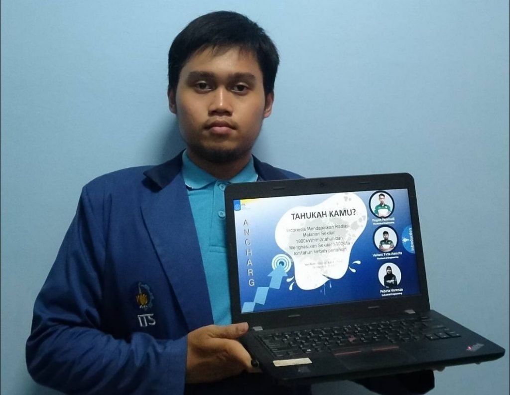 Valiant Tirta Amarta menunjukkan smart charging station garapan timnya