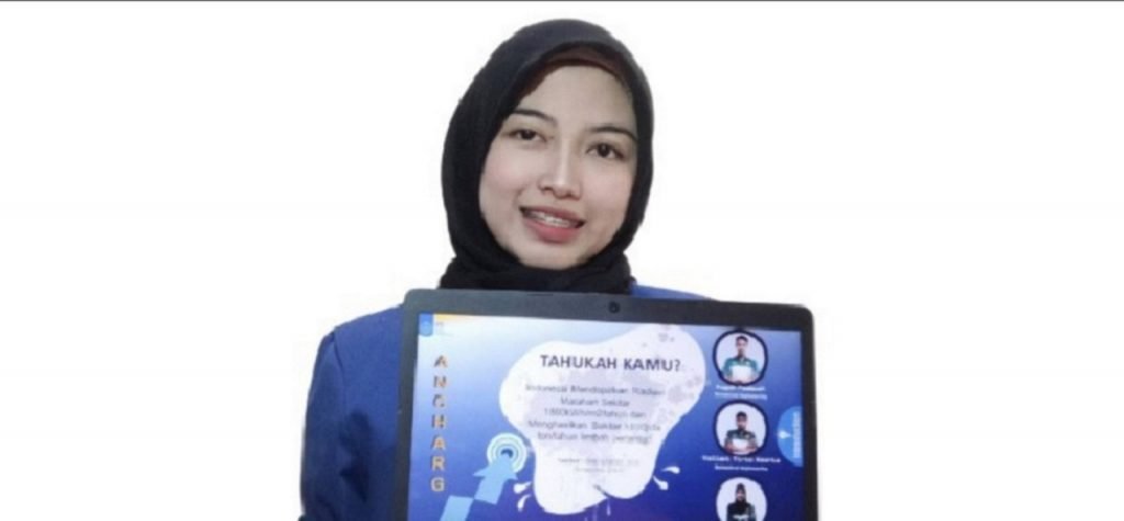Salah satu anggota tim, Pebiria Vorenza bersama smart charging station garapan timnya