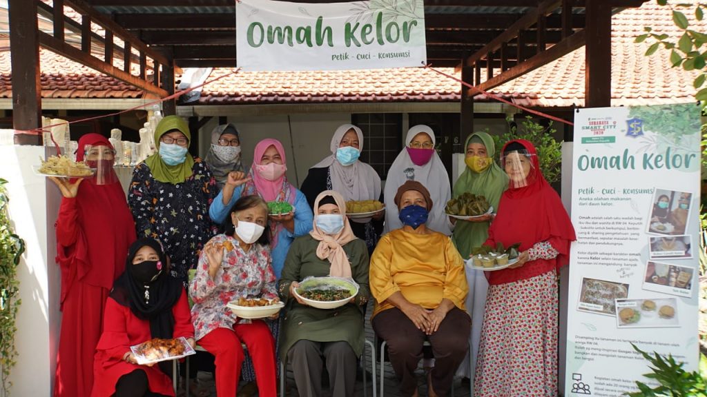 Penggagas Omah Kelor, Murtijas Sulistijowati (baju kuning) bersama para anggota dan makanan hasil olahan Omah Kelor