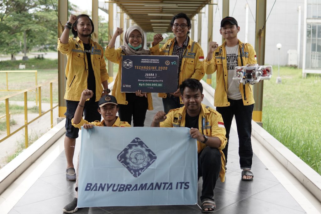 Reza Maliki Akbar (kiri atas) dan Afrizal Pradana Firmansyah (kanan atas) bersama Tim Banyubramanta ITS
