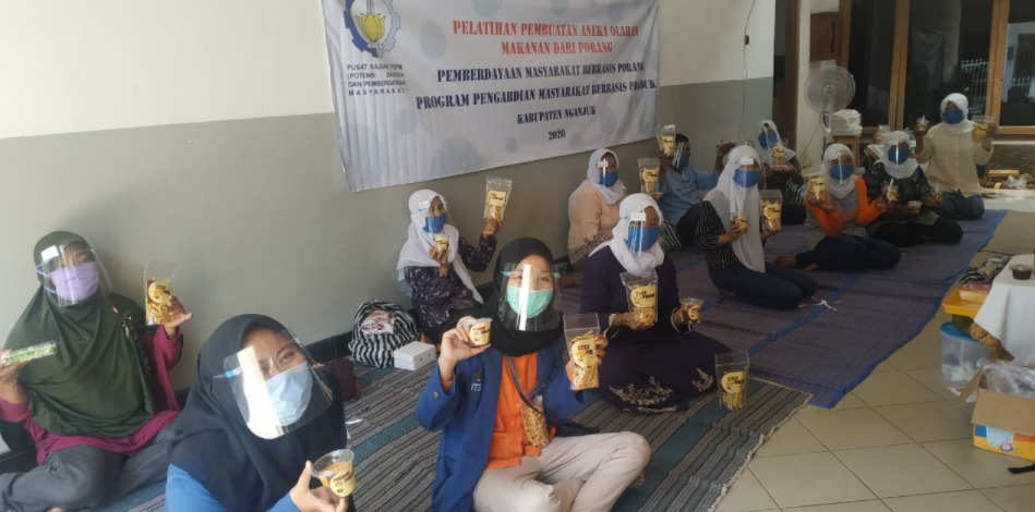 Pelatihan pembuatan dan pengemasan produk hasil olahan porang yang dilakukan secara luring di bawah protokol kesehatan Covid-19