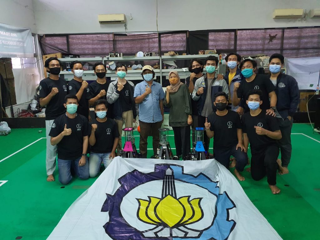 Tim Iris, salah satu Tim Robotika ITS yang berhasil meraih gelar juara pertama pada kategori lomba Robot Sepak Bola Beroda