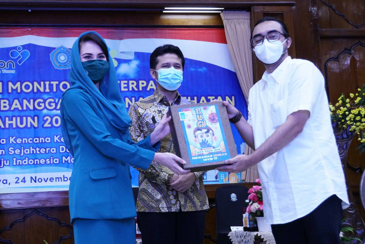 Penyerahan simbolis sumbangan Card Game Palagan yang akan dibagikan kepada masyarakat Jawa Timur