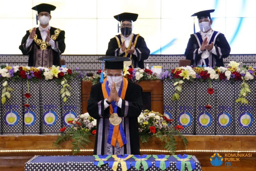 Prof Ridho Bayuaji (depan) usai mengalungkan padaka guru besar sebagai simbol pengukuhannya sebagai profesor di ITS