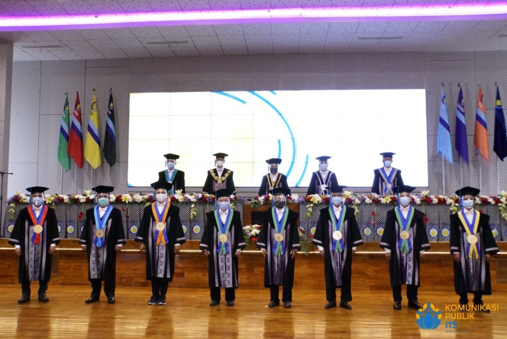 Delapan Profesor baru ITS (barisan depan) yang dikukuhkan bersamaan dalam Sidang Terbuka dan Pengukuhan Profesor di Gedung Research Center ITS