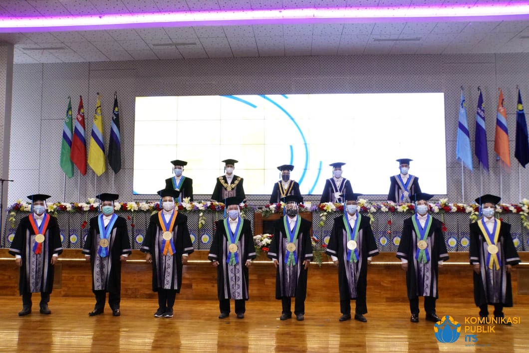 Delapan Profesor baru ITS (barisan depan) yang dikukuhkan bersamaan dalam Sidang Terbuka dan Pengukuhan Profesor di Gedung Research Center ITS