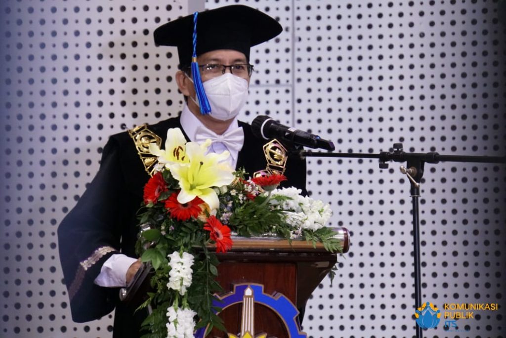 Rektor ITS Prof Ir Mochamad Ashari MEng PhD saat memberikan sambutan dan ucapan selamat atas pengukuhan delapan profesor baru ITS