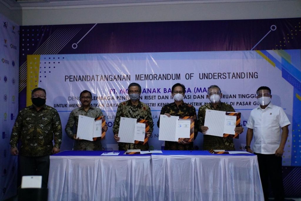 MoU antara ITS dan beberapa instansi dengan PT MAB disaksikan oleh Menristek Bambang Brodjonegoro (paling kiri) dan Founder PT MAB Jenderal (Purn) Moeldoko (paling kanan)