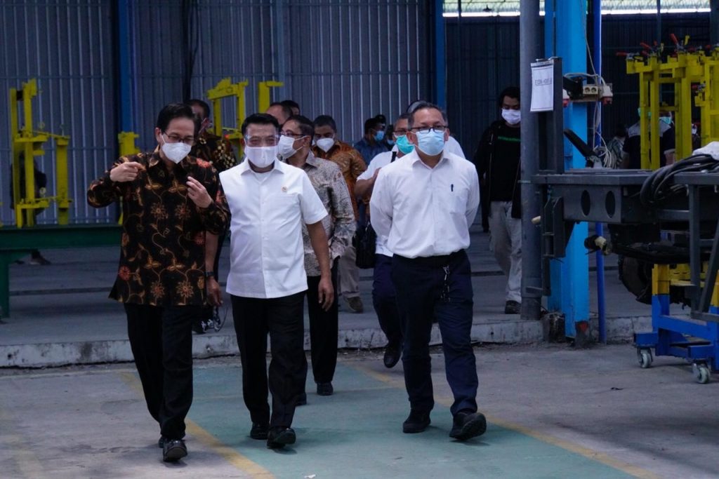 Ir Mochamad Ashari M Eng (kiri) berbincang dengan Founder PT MAB sekaligus Kepala Staf Kepresidenan Jenderal (Purn) Moeldoko saat melakukan kunjungan industri