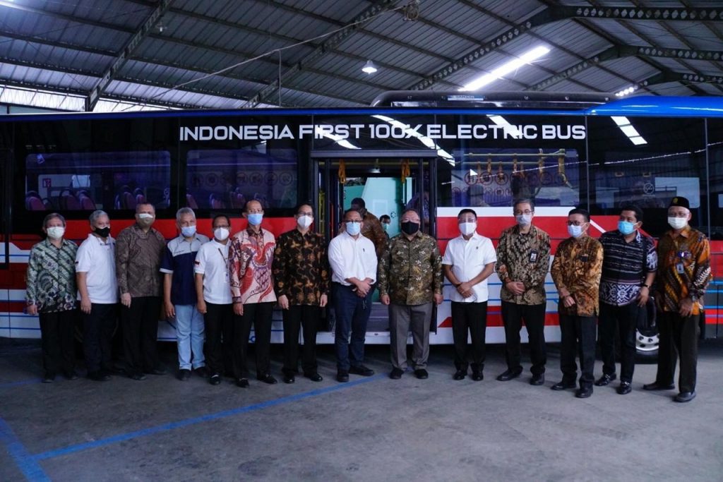 Menristek Bambang Brodjonegoro dan Founder PT MAB Jenderal (Purn) Moeldoko bersama para perwakilan perguruan tinggi dan instansi melakukan kunjungan industri ke PT Karoseri Anak Bangsa