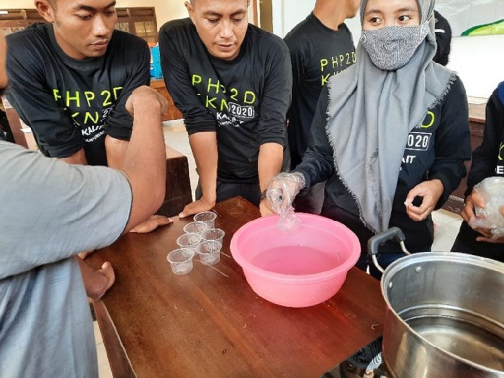 Tim BUMI IBOE ITS yang sedang memberikan pelatihan membuat produk olahan sari jeruk nipis